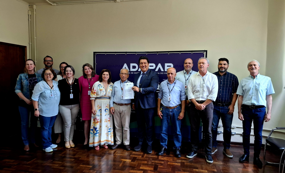 O termo de cooperação foi assinado pelo diretor-presidente da Adapar, Otamir Cesar Martins, e pelo presidente do CRMV-PR, Adolfo Yoshiaki Sasaki Foto: Germano Busato/AT-Adapar