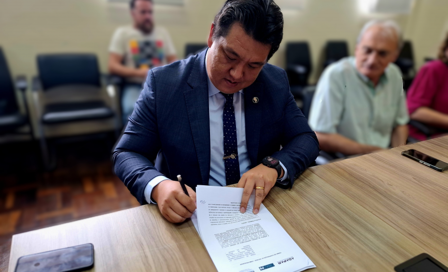 O termo de cooperação foi assinado pelo diretor-presidente da Adapar, Otamir Cesar Martins, e pelo presidente do CRMV-PR, Adolfo Yoshiaki Sasaki Foto: Germano Busato/AT-Adapar