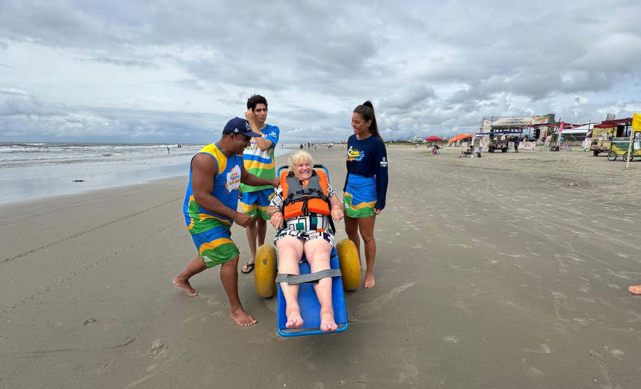 Mais de 300 pessoas já utilizaram as cadeiras anfíbias no Verão Maior Paraná