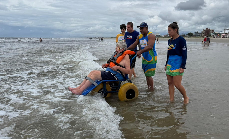 Mais de 300 pessoas já utilizaram as cadeiras anfíbias no Verão Maior Paraná