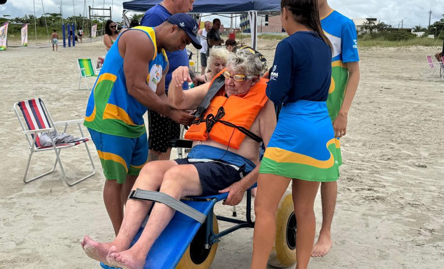 Mais de 300 pessoas já utilizaram as cadeiras anfíbias no Verão Maior Paraná