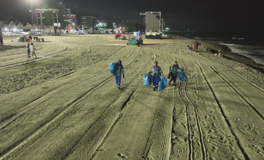 Megaoperação na madrugada garante praias limpas poucas horas após shows no Litoral