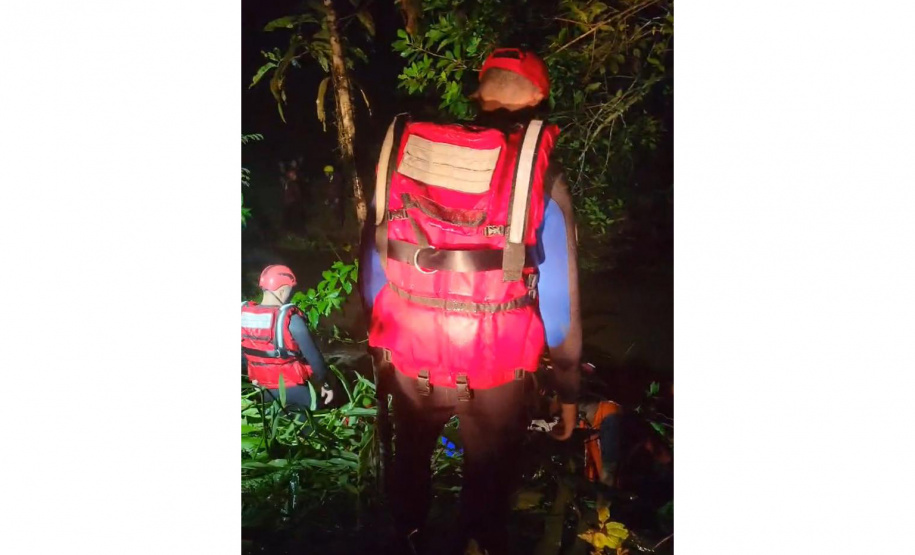 BOMBEIROS RESGATA PESSOAS ANTONINA