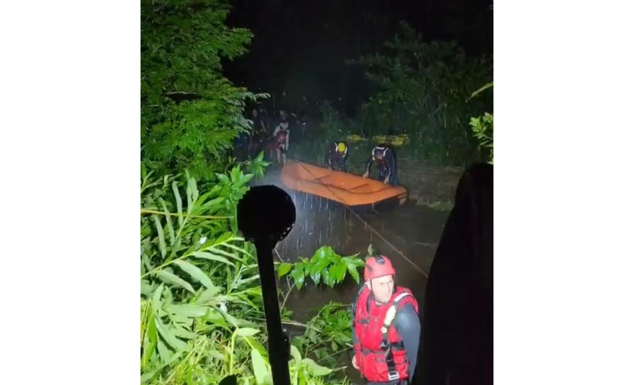 BOMBEIROS RESGATA PESSOAS ANTONINA