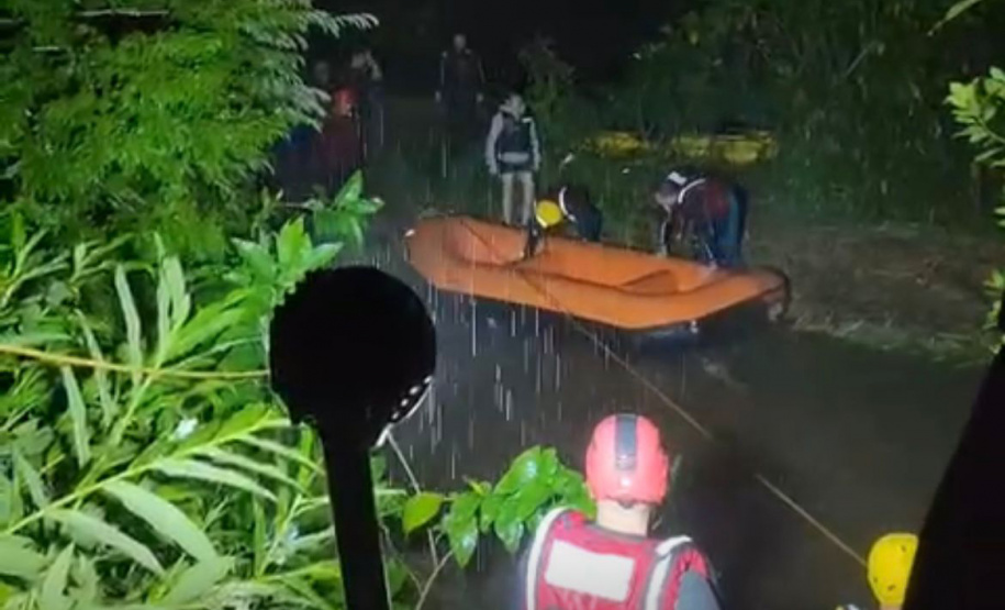 BOMBEIROS RESGATA PESSOAS ANTONINA