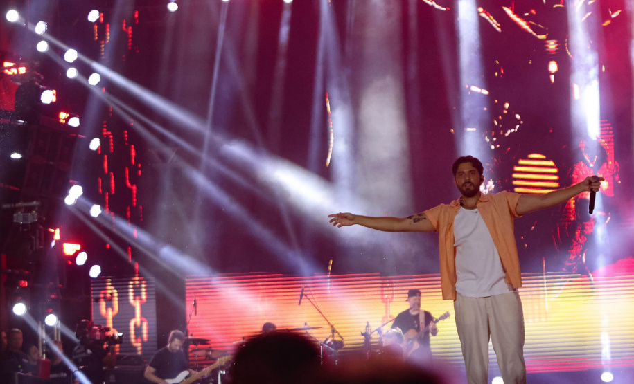 Com crianças e adultos, show de Gustavo Mioto reúne 79 mil pessoas em Matinhos