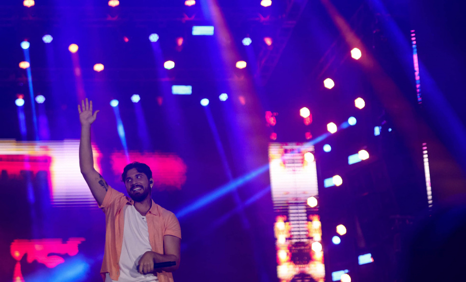 Com crianças e adultos, show de Gustavo Mioto reúne 79 mil pessoas em Matinhos