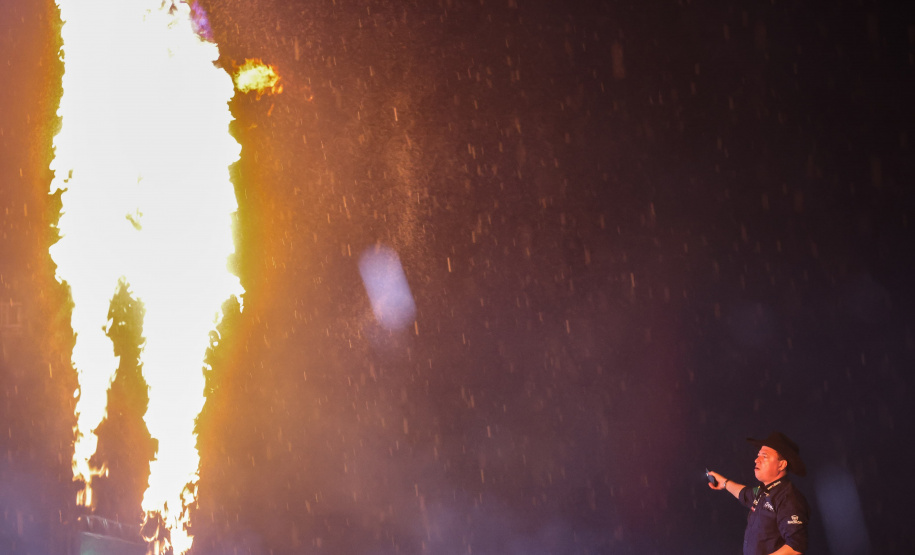 Com crianças e adultos, show de Gustavo Mioto reúne 79 mil pessoas em Matinhos