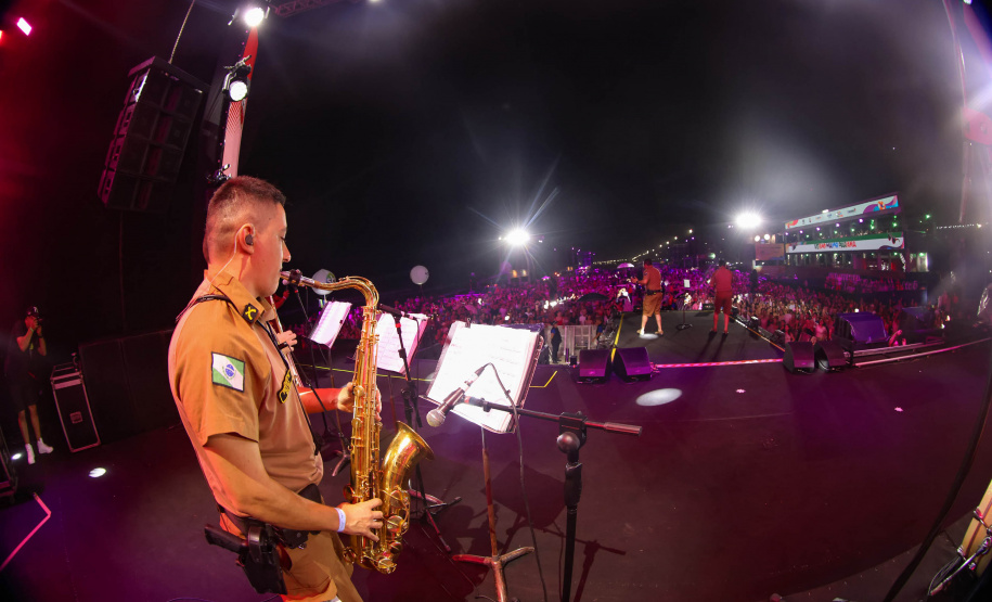 Banda da PMPR estreia no palco principal do Verão Maior e levanta o público em Matinhos