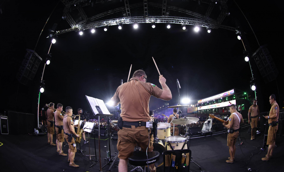 Banda da PMPR estreia no palco principal do Verão Maior e levanta o público em Matinhos