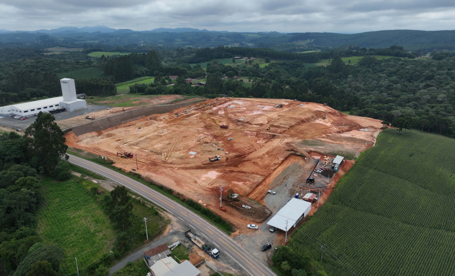 Empresa investe R$ 70 milhões em fábrica de pisos laminados na RMC
