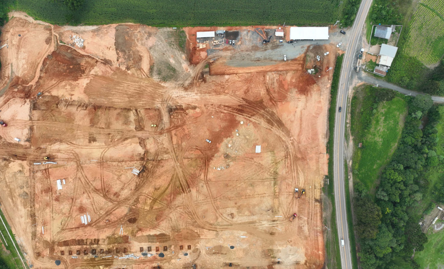 Empresa investe R$ 70 milhões em fábrica de pisos laminados na RMC