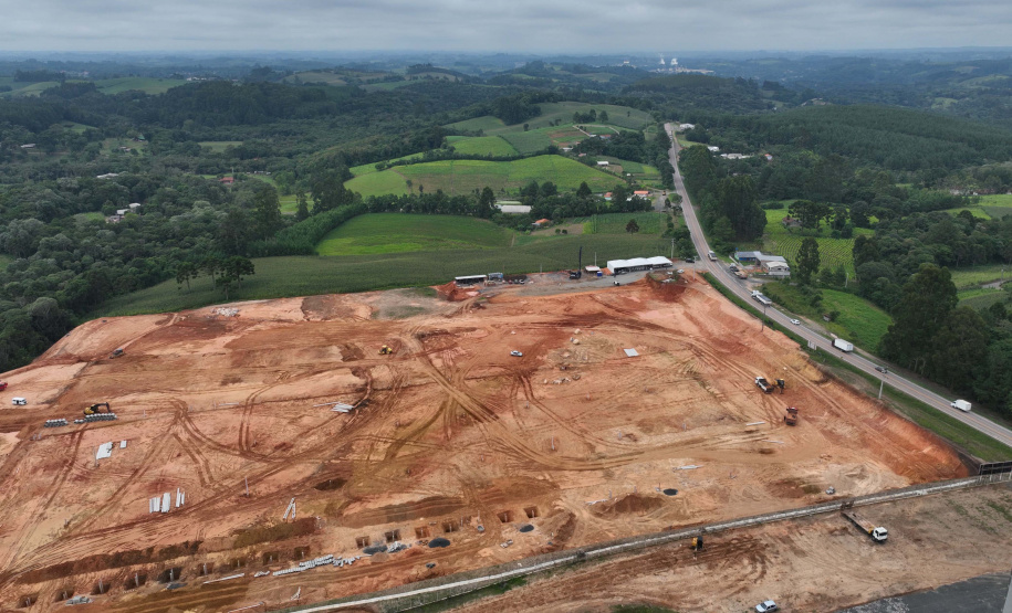 Empresa investe R$ 70 milhões em fábrica de pisos laminados na RMC
