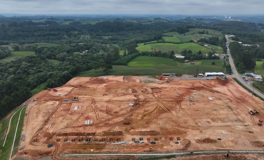 Empresa investe R$ 70 milhões em fábrica de pisos laminados na RMC