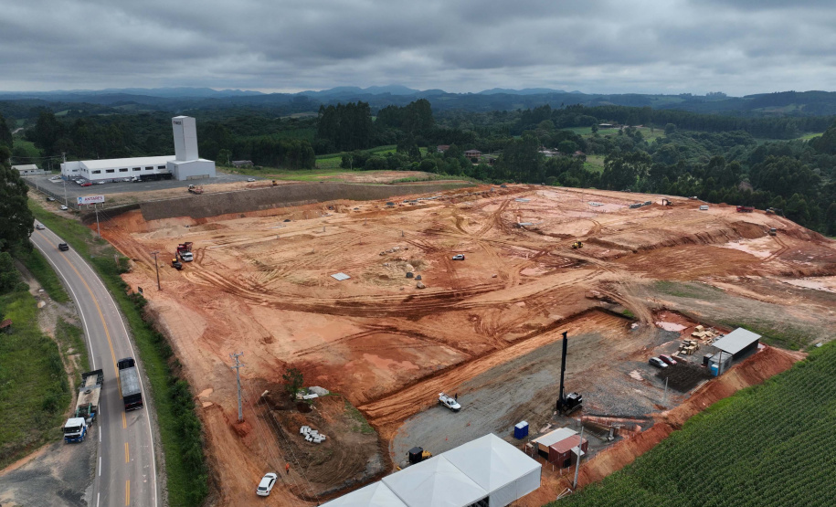 Empresa investe R$ 70 milhões em fábrica de pisos laminados na RMC