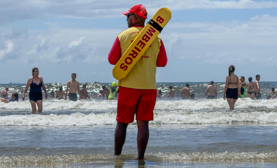 Verão Maior Paraná: bombeiros resgatam mais de 900 pessoas em 40 dias no Litoral