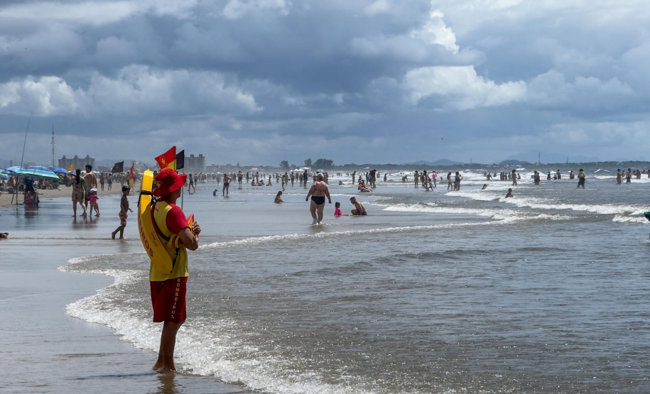 Verão Maior Paraná: bombeiros resgatam mais de 900 pessoas em 40 dias no Litoral