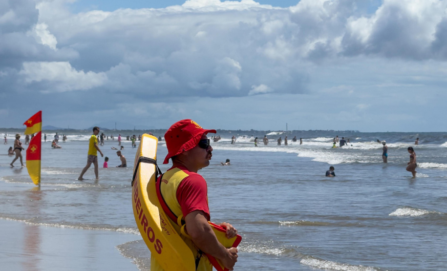 Verão Maior Paraná: bombeiros resgatam mais de 900 pessoas em 40 dias no Litoral