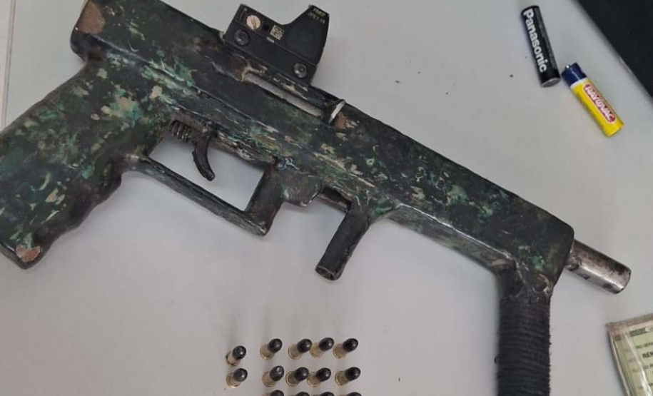 PMPR prende suspeitos de tentativa de homicídio e apreende submetralhadora no Litoral