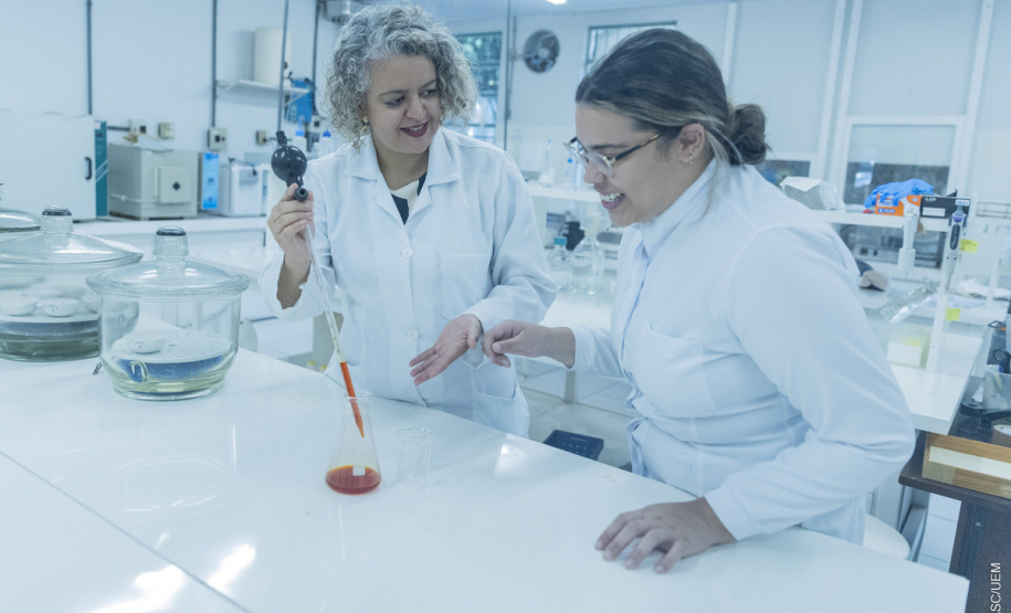 Mais da metade da pesquisa praticada na UEM é liderada por mulheres