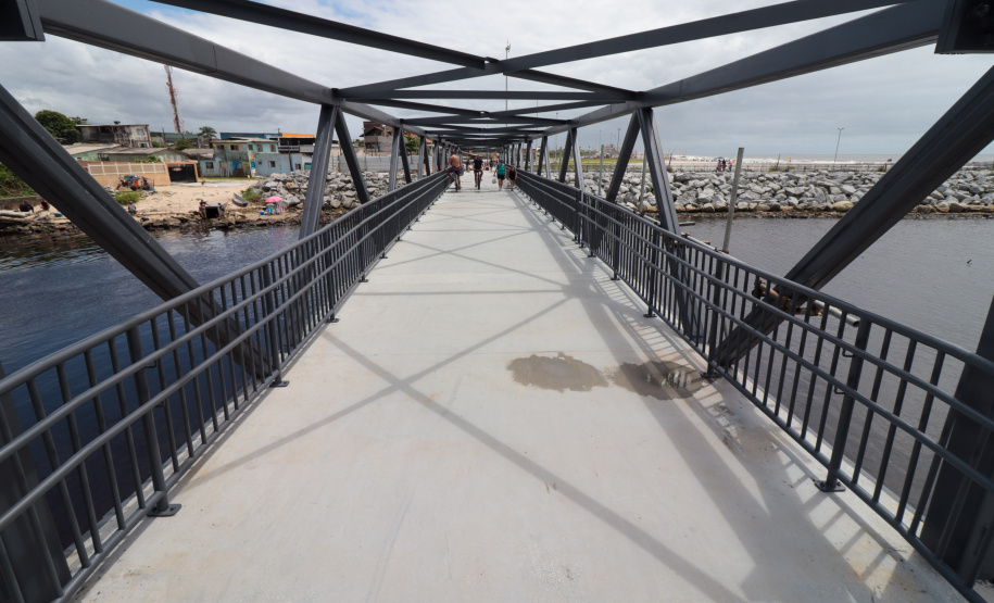 Peça importante na revitalização da orla, passarela do Rio Matinhos é entregue pelo IAT