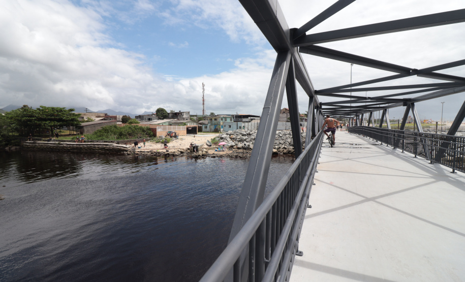 Peça importante na revitalização da orla, passarela do Rio Matinhos é entregue pelo IAT