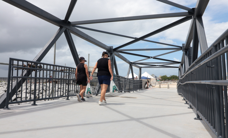 Peça importante na revitalização da orla, passarela do Rio Matinhos é entregue pelo IAT