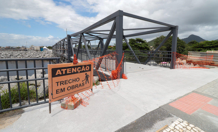 Peça importante na revitalização da orla, passarela do Rio Matinhos é entregue pelo IAT