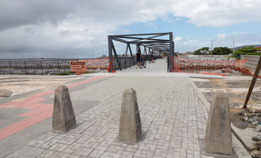 Peça importante na revitalização da orla, passarela do Rio Matinhos é entregue pelo IAT