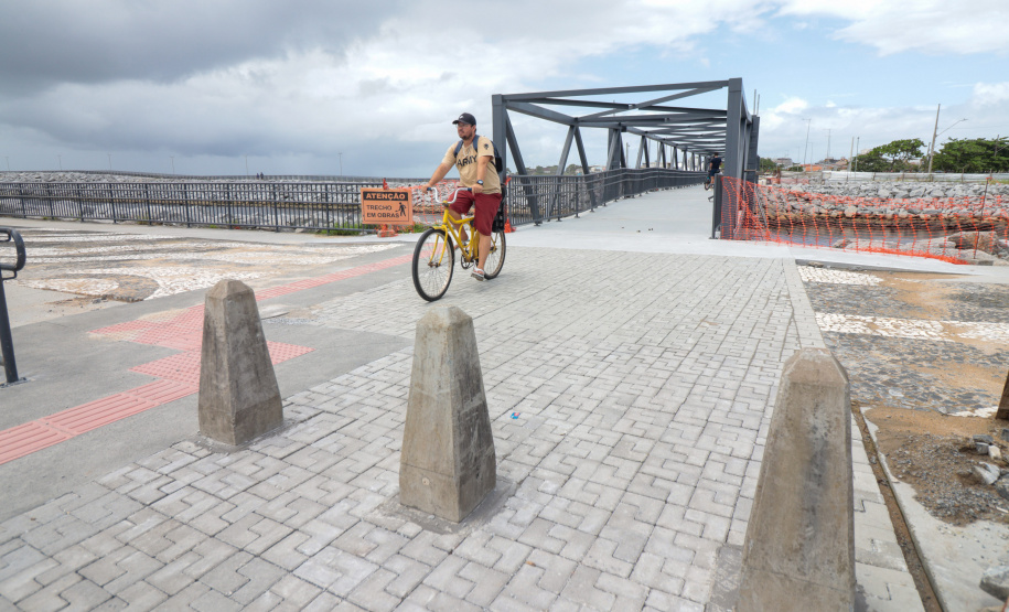 Peça importante na revitalização da orla, passarela do Rio Matinhos é entregue pelo IAT