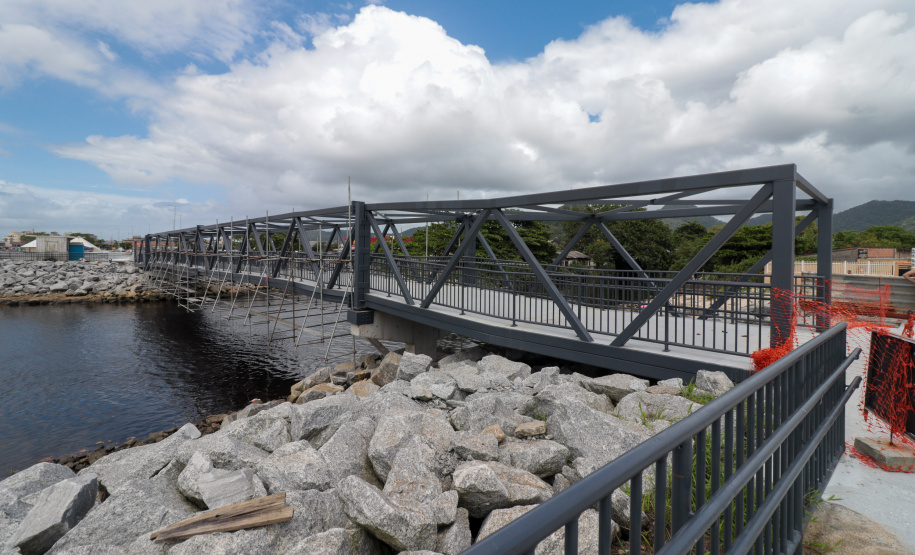 Peça importante na revitalização da orla, passarela do Rio Matinhos é entregue pelo IAT