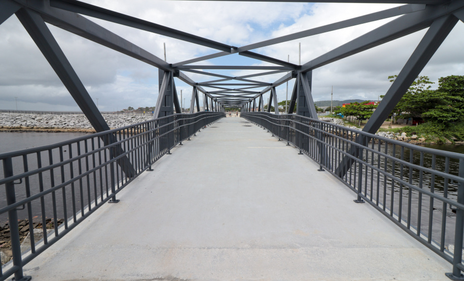 Peça importante na revitalização da orla, passarela do Rio Matinhos é entregue pelo IAT