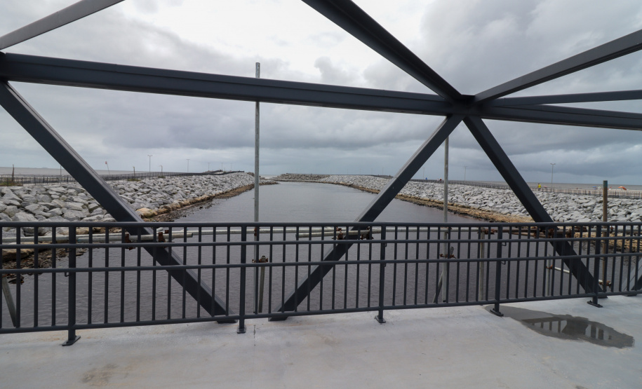 Peça importante na revitalização da orla, passarela do Rio Matinhos é entregue pelo IAT