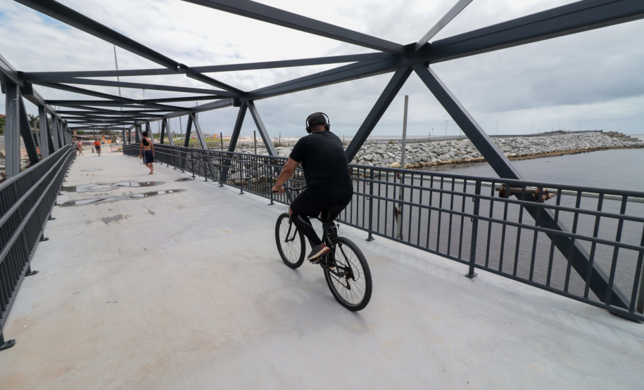 Peça importante na revitalização da orla, passarela do Rio Matinhos é entregue pelo IAT