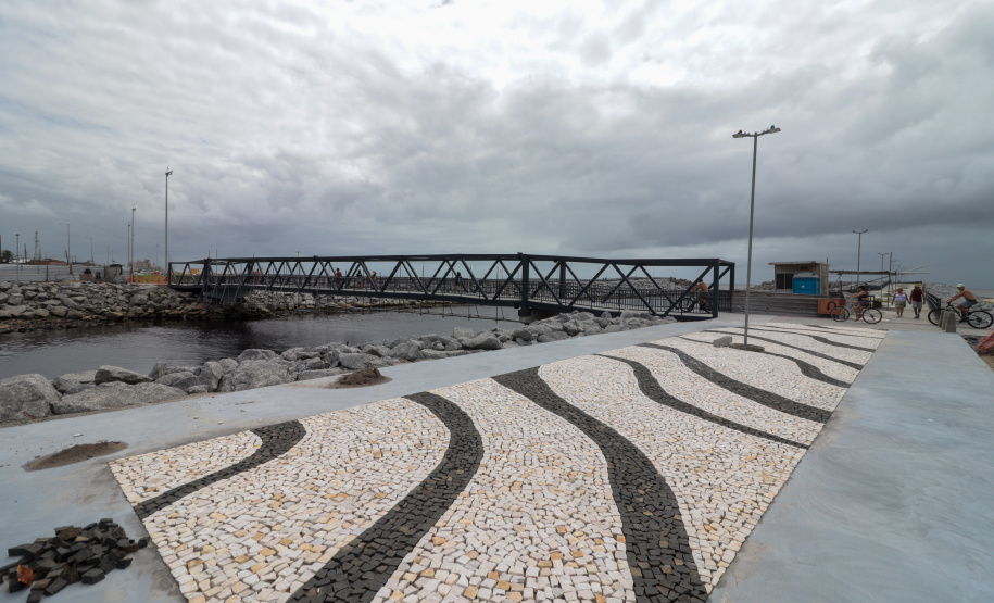 Peça importante na revitalização da orla, passarela do Rio Matinhos é entregue pelo IAT