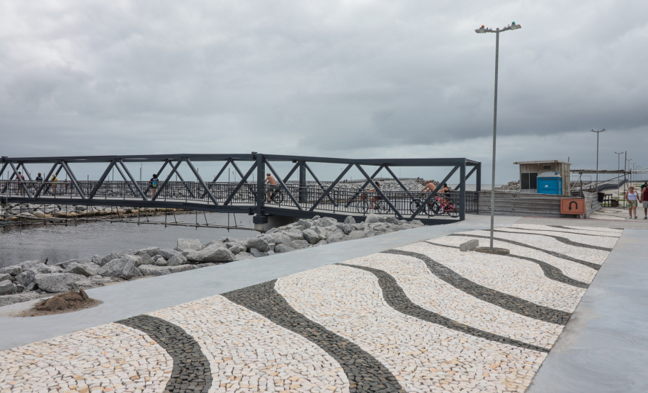 Peça importante na revitalização da orla, passarela do Rio Matinhos é entregue pelo IAT