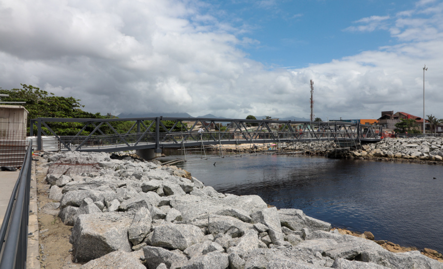 Peça importante na revitalização da orla, passarela do Rio Matinhos é entregue pelo IAT