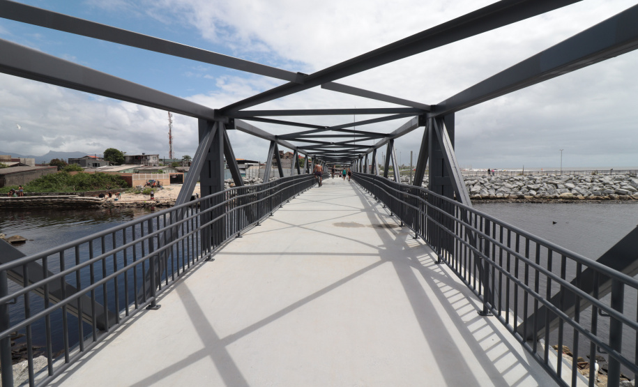 Peça importante na revitalização da orla, passarela do Rio Matinhos é entregue pelo IAT