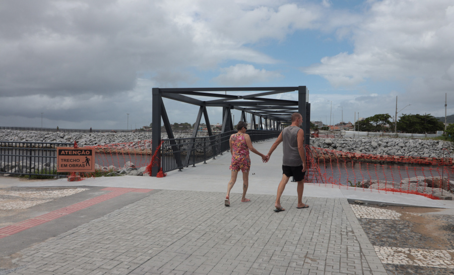 Peça importante na revitalização da orla, passarela do Rio Matinhos é entregue pelo IAT