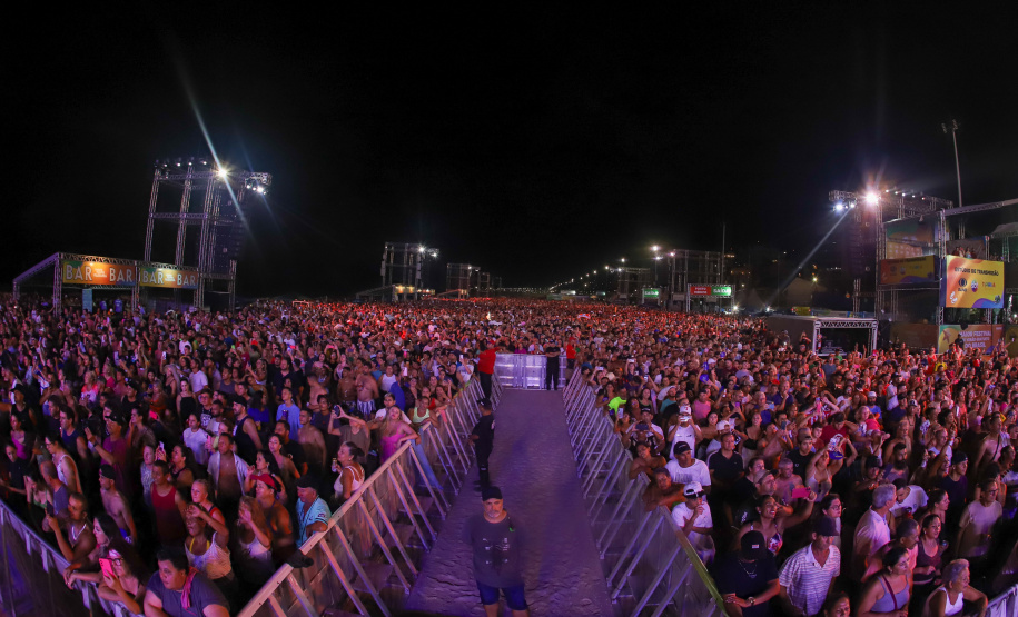 Eduardo Costa repete a dose no Verão Maior Paraná e leva 85 mil pessoas a Matinhos
