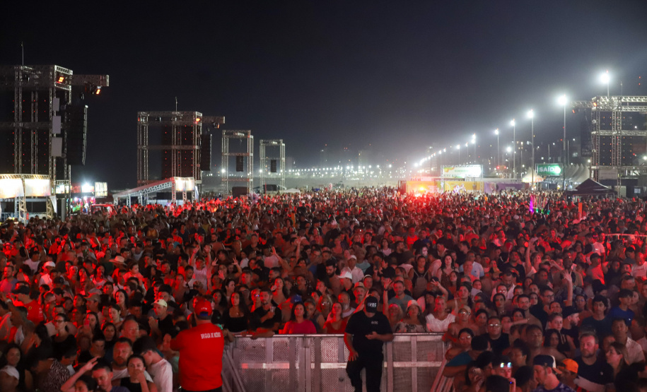 Eduardo Costa repete a dose no Verão Maior Paraná e leva 85 mil pessoas a Matinhos