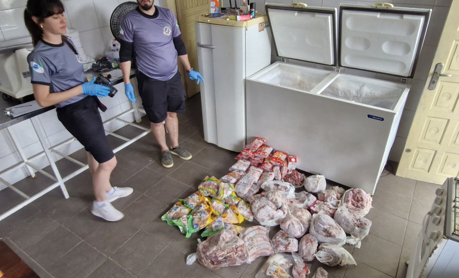 PCPR e Vigilância Sanitária apreendem 161 quilos de carne e prendem responsável em Pontal do Paraná