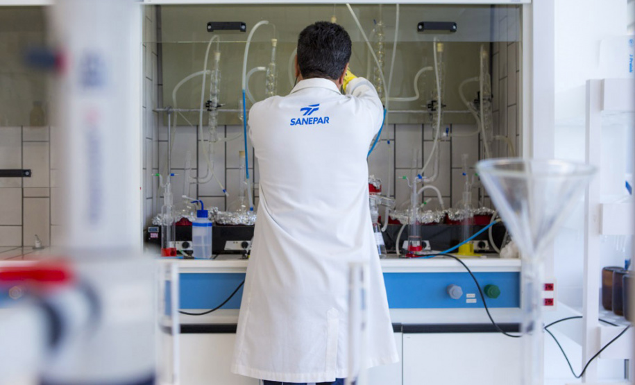 Rigoroso controle de qualidade garante a potabilidade da água fornecida pela Sanepar