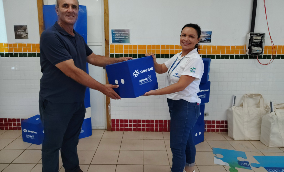 Sanepar entrega materiais de educação ambiental sobre bacias hidrográficas em Colombo