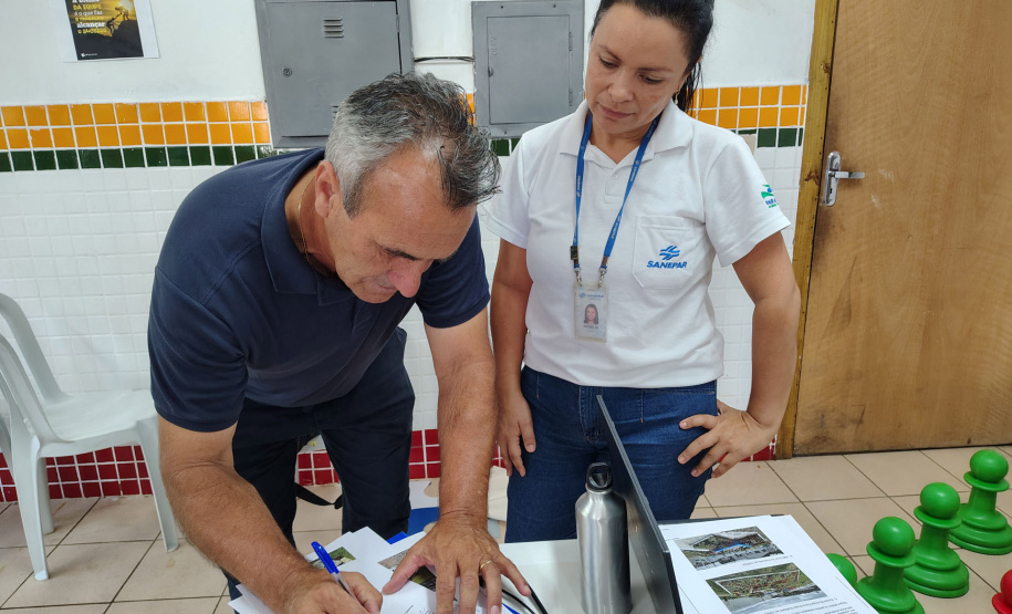 Sanepar entrega materiais de educação ambiental sobre bacias hidrográficas em Colombo