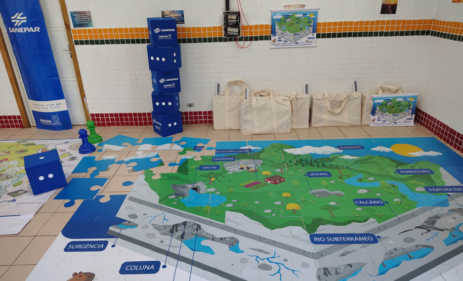 Sanepar entrega materiais de educação ambiental sobre bacias hidrográficas em Colombo