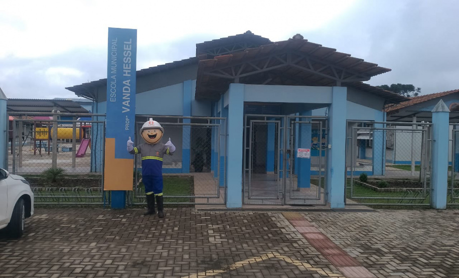 Voluntários da Copel orientam comunidades do Centro Sul sobre os cuidados com a rede elétrica