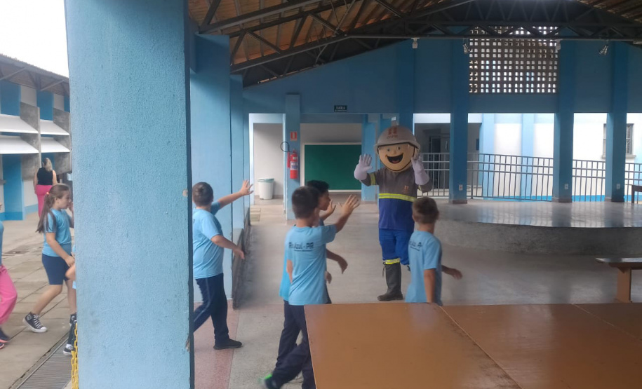 Voluntários da Copel orientam comunidades do Centro Sul sobre os cuidados com a rede elétrica