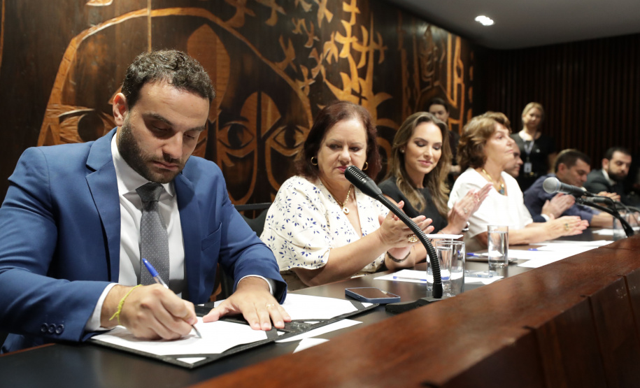 Paraná firma protocolo de intenções para regularização imobiliária do Programa Barracões Industriais