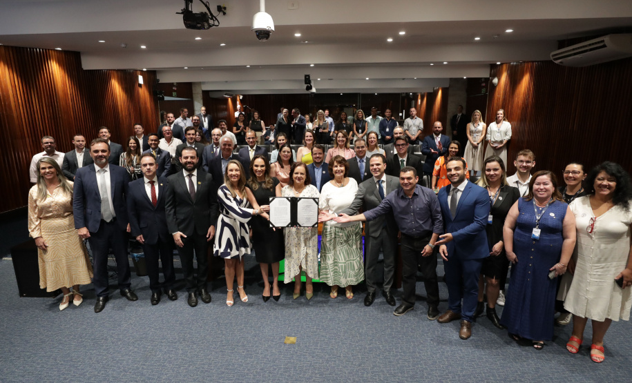 Paraná firma protocolo de intenções para regularização imobiliária do Programa Barracões Industriais